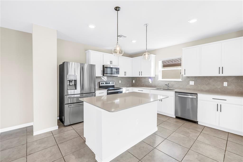 8527 Abalone Loop Palmetto, FL 34221 - Photo 3 of 44