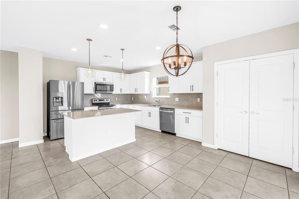 8527 Abalone Loop Palmetto, FL 34221 - Photo 9 of 44