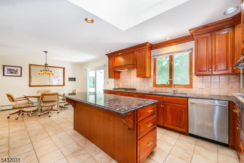 34 Silver Spring Court East Hanover, NJ 07936 - Photo 8 of 40