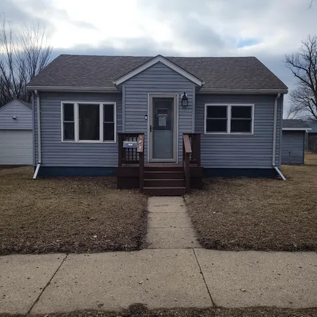 $79,000 | 824 Collins Avenue, Windom, MN 56101