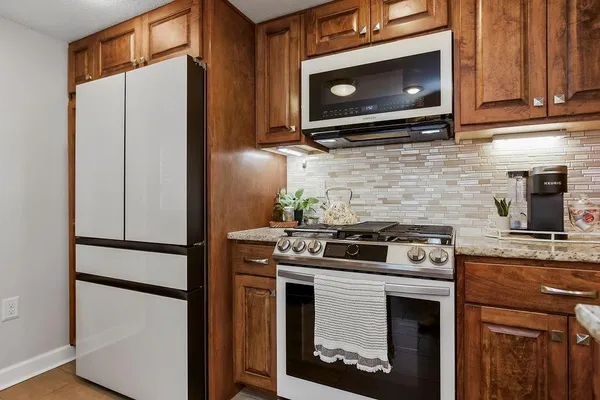 $615,000 | 853 Northwest South Shore Drive, Lake Waukomis, MO 64151