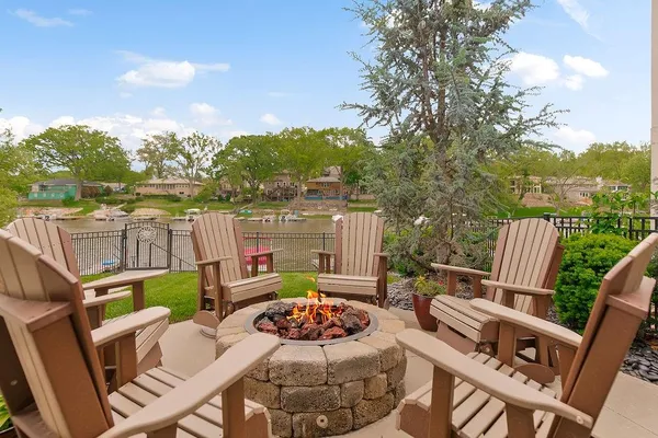 $615,000 | 853 Northwest South Shore Drive, Lake Waukomis, MO 64151