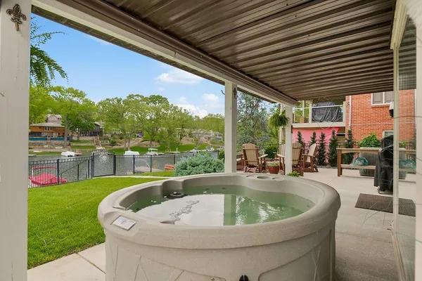 $615,000 | 853 Northwest South Shore Drive, Lake Waukomis, MO 64151