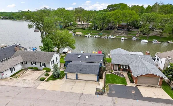 $615,000 | 853 Northwest South Shore Drive, Lake Waukomis, MO 64151