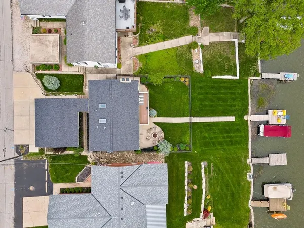 $615,000 | 853 Northwest South Shore Drive, Lake Waukomis, MO 64151