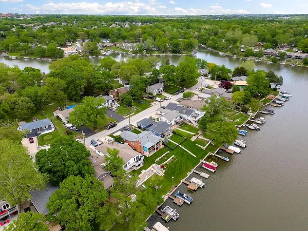 $615,000 | 853 Northwest South Shore Drive, Lake Waukomis, MO 64151