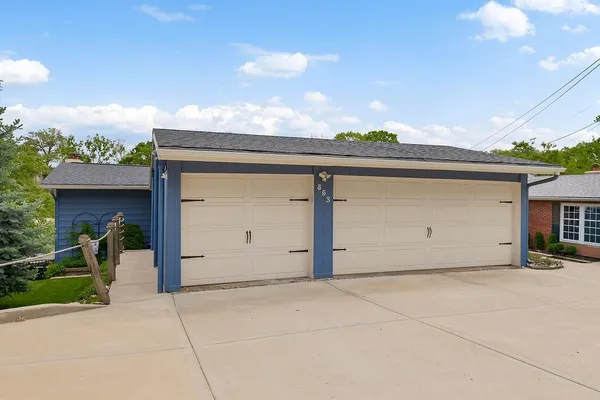 $615,000 | 853 Northwest South Shore Drive, Lake Waukomis, MO 64151