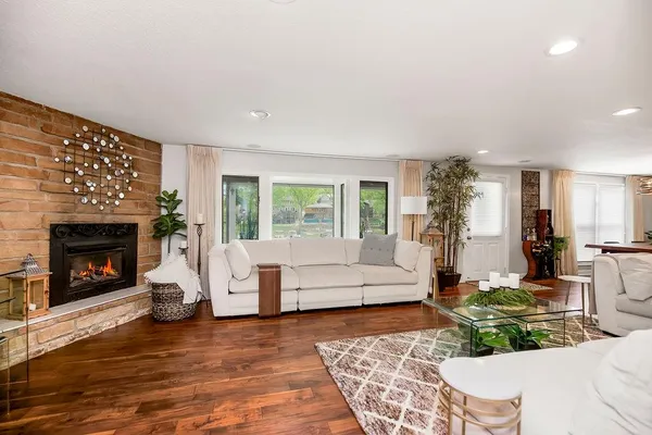 $615,000 | 853 Northwest South Shore Drive, Lake Waukomis, MO 64151