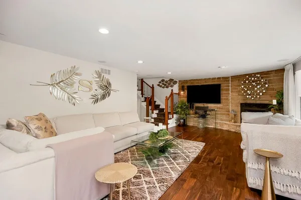 $615,000 | 853 Northwest South Shore Drive, Lake Waukomis, MO 64151