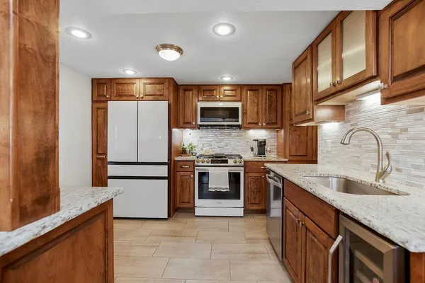 $615,000 | 853 Northwest South Shore Drive, Lake Waukomis, MO 64151
