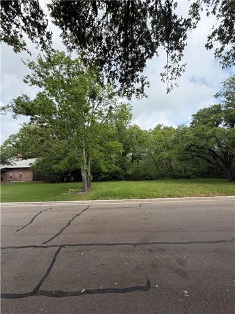 a view of a yard with basketball court