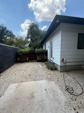 a view of a backyard