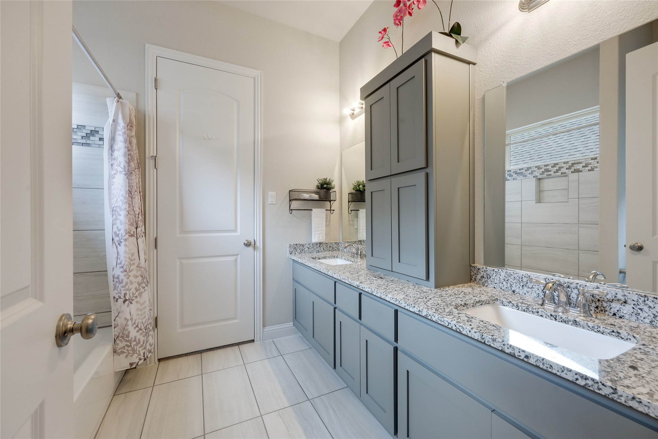 7425 Pace Ravine Drive Lago Vista, TX 78645 - Photo 25 of 40 Jack and Jill bath for secondary bedrooms.