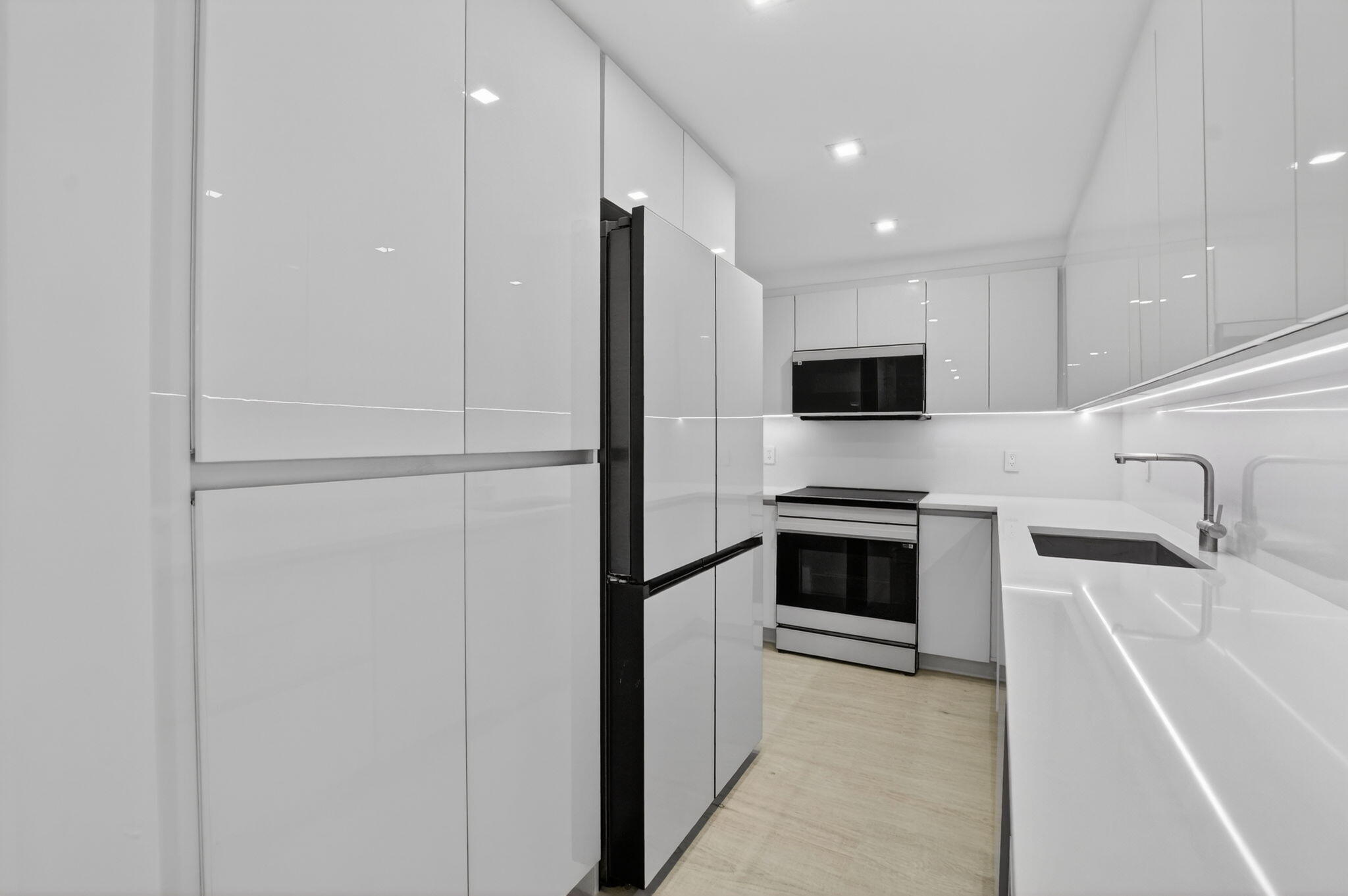 7835 Lakeside Boulevard, Unit 946 Boca Raton, FL 33434 - Photo 11 of 20 a kitchen with a refrigerator and a sink