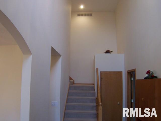 2013 Ashford Road Bettendorf, IA 52722 - Photo 3 of 9 Gallery Image 3