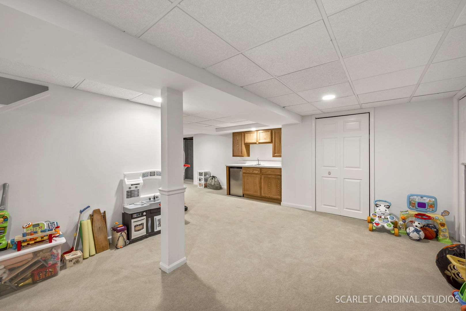 2S560 Seneca Drive Wheaton, IL 60189 - Photo 27 of 33 a view of a livingroom with furniture and a flat screen tv