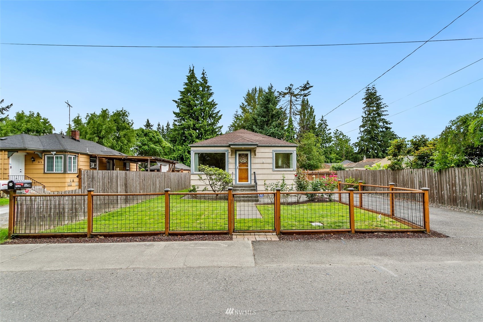 a view of a house with backyard and sitting area