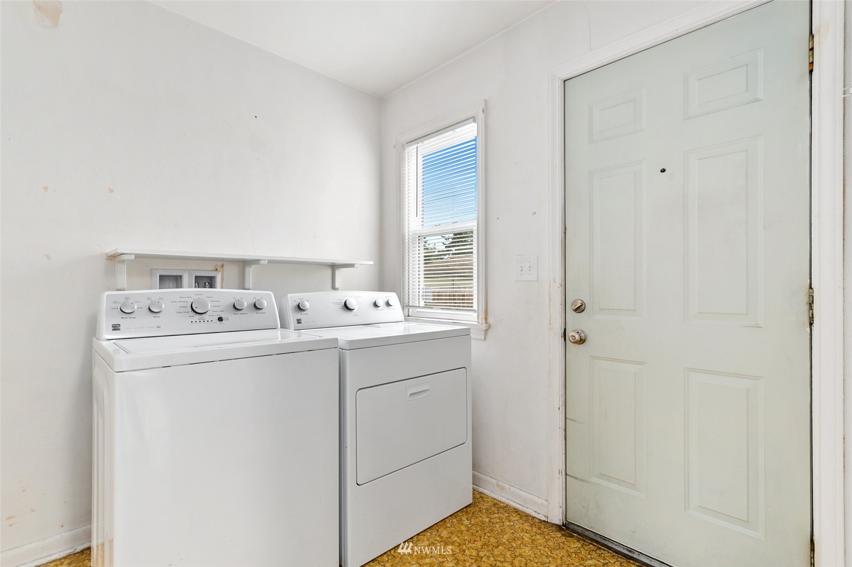 218 West Crow Street Kent, WA 98032 - Photo 14 of 25 a utility room with dryer and washer