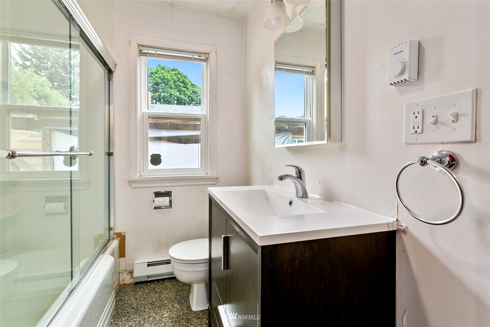 218 West Crow Street Kent, WA 98032 - Photo 15 of 25 a bathroom with a toilet sink shower and mirror