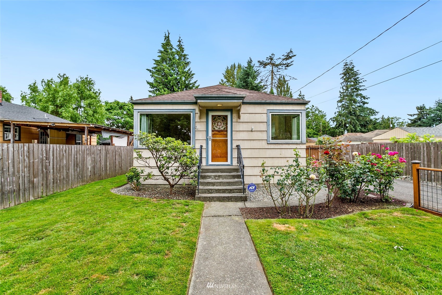 218 West Crow Street Kent, WA 98032 - Photo 2 of 25 a front view of a house with garden