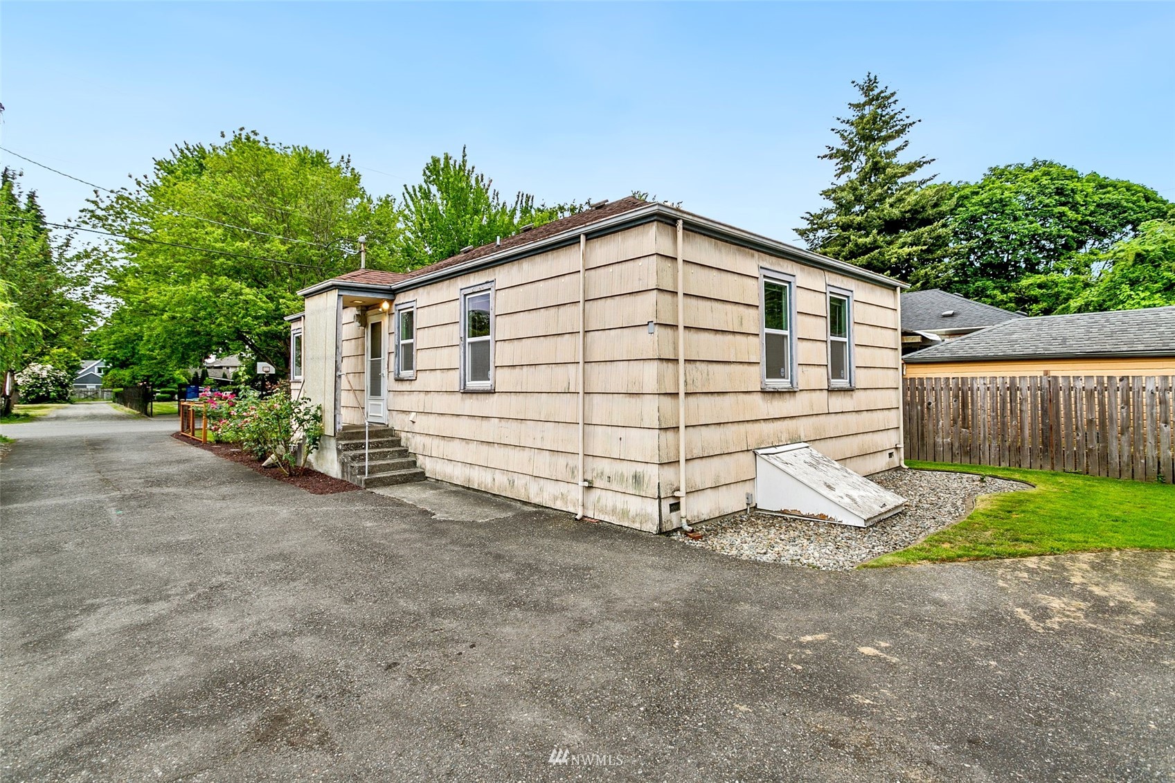 218 West Crow Street Kent, WA 98032 - Photo 21 of 25 a view of a house with a yard and garage