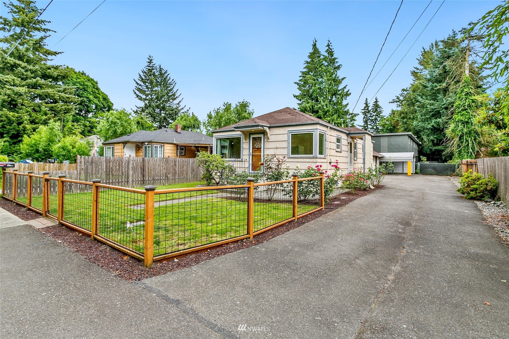 218 West Crow Street Kent, WA 98032 - Photo 4 of 25 a front view of a house with a yard and potted plants