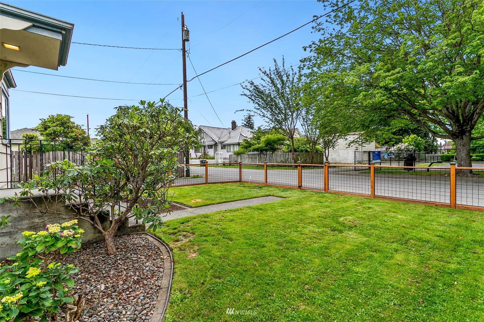 218 West Crow Street Kent, WA 98032 - Photo 5 of 25 a view of a garden