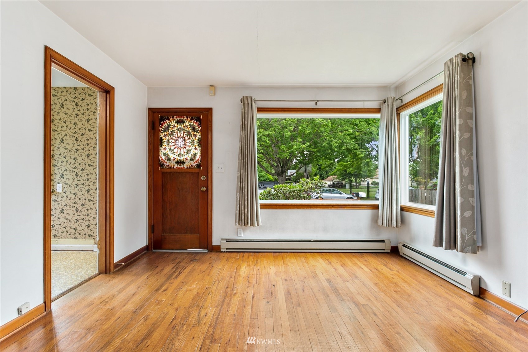 218 West Crow Street Kent, WA 98032 - Photo 6 of 25 an empty room with wooden floor and windows