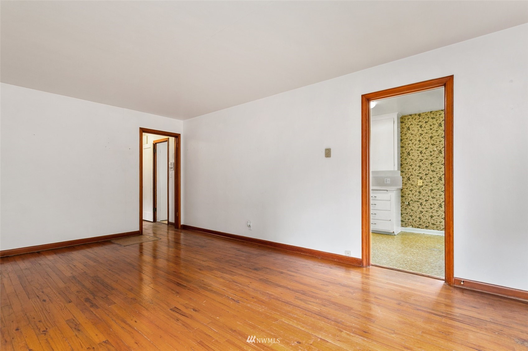 218 West Crow Street Kent, WA 98032 - Photo 9 of 25 an empty room with wooden floor and closet