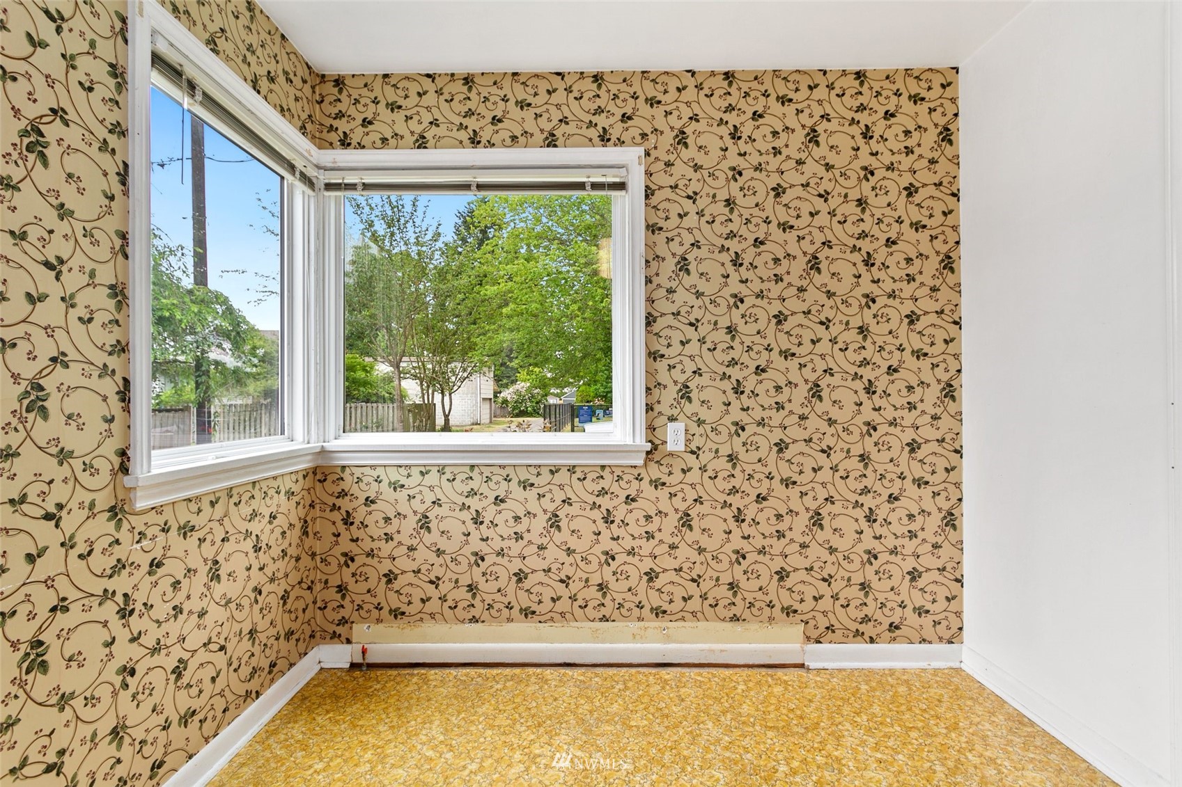 218 West Crow Street Kent, WA 98032 - Photo 10 of 25 a bathroom with a bathtub and window