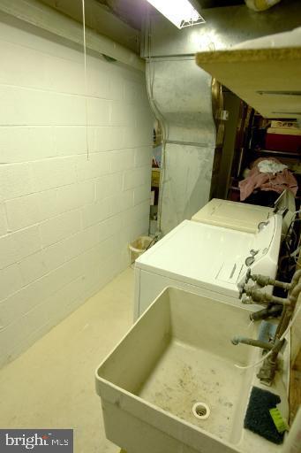 20700 Bell Bluff Road Gaithersburg, MD 20882 - Photo 24 of 30 Laundry room