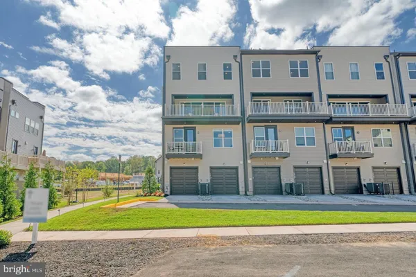 $749,900 | 14350 Yesler Avenue, Unit 4, Chantilly, VA 20151
