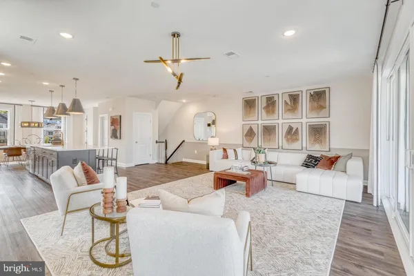 $749,900 | 14350 Yesler Avenue, Unit 4, Chantilly, VA 20151