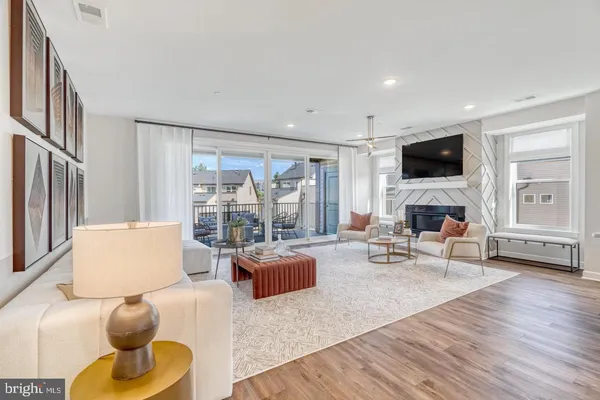$749,900 | 14350 Yesler Avenue, Unit 4, Chantilly, VA 20151