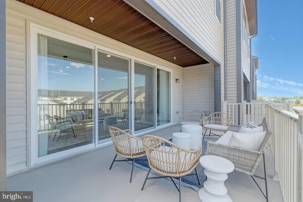 $749,900 | 14350 Yesler Avenue, Unit 4, Chantilly, VA 20151