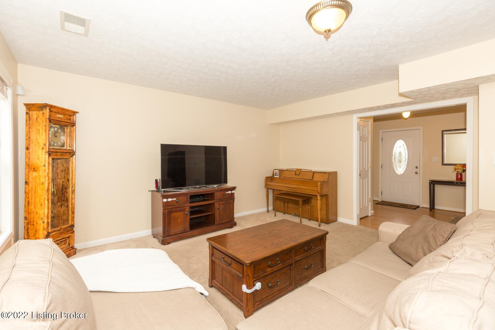 6911 Fernview Road Louisville, KY 40291 - Photo 5 of 40 6911 Fernview-6