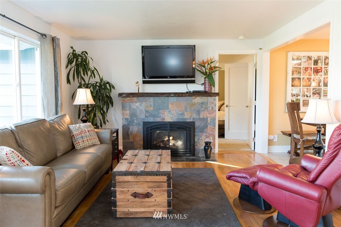 8916 217th Street Southwest Edmonds, WA 98026 - Photo 3 of 24 Gallery Image 3