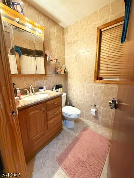 328 High Street, Unit 2 Elizabeth, NJ 07202 - Photo 9 of 13 a bathroom with a sink a toilet and a bathtub