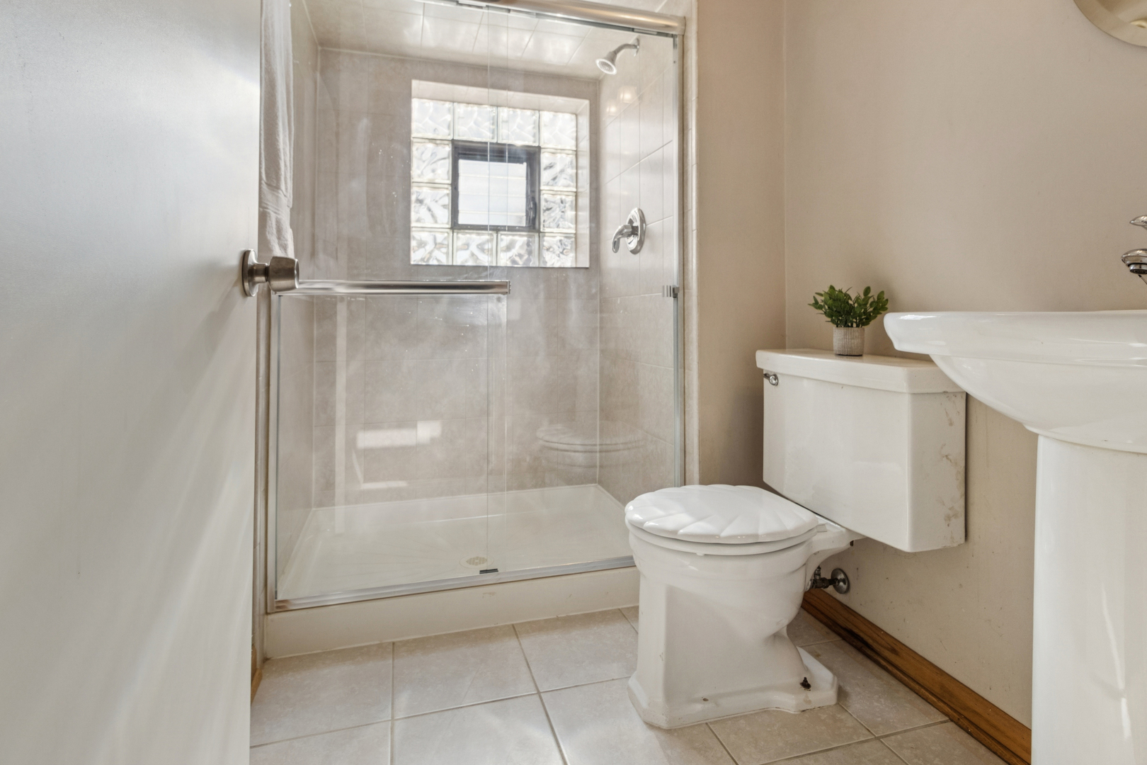 431 Ardmore Terrace Addison, IL 60101 - Photo 12 of 15 a bathroom with a toilet sink and shower