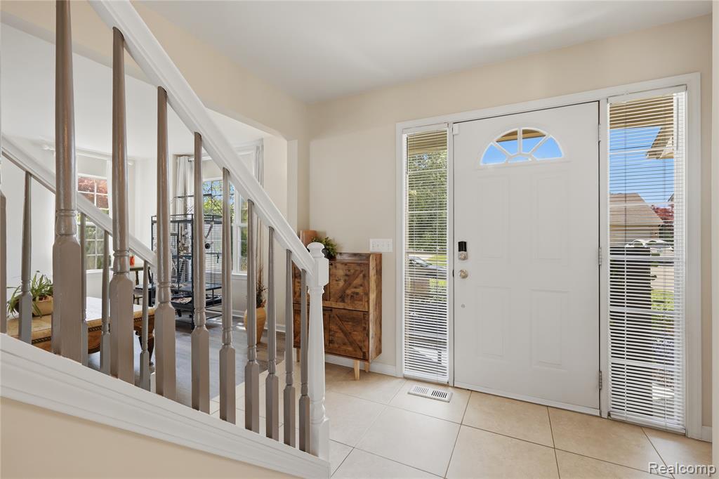 46604 Aarons Way Canton, MI 48188 - Photo 4 of 38