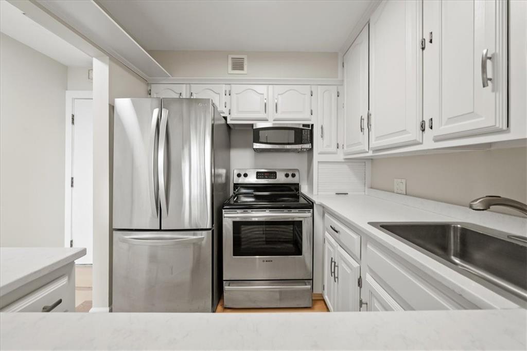 4545 Wornall Road, Unit LE3 Kansas City, MO 64111 - Photo 13 of 32