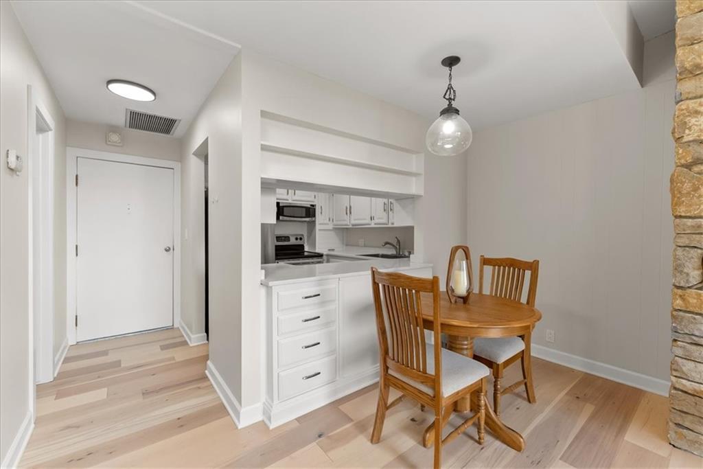 4545 Wornall Road, Unit LE3 Kansas City, MO 64111 - Photo 6 of 32