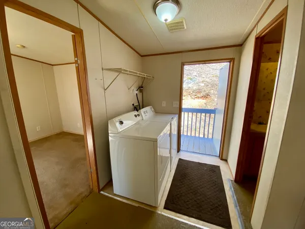 a view of empty room with window