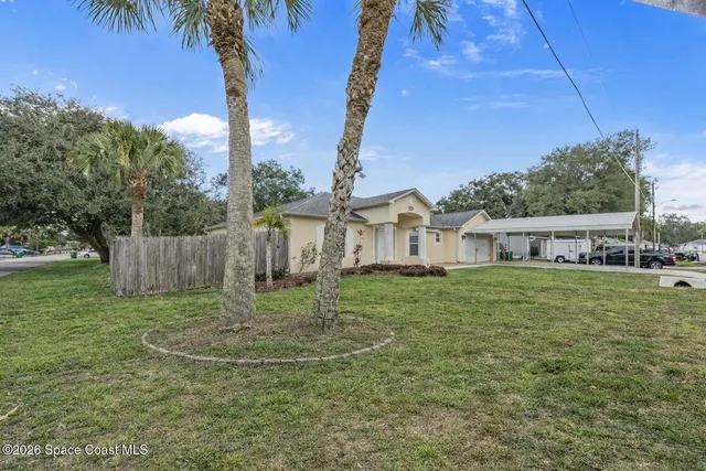 a view of a house with a yard