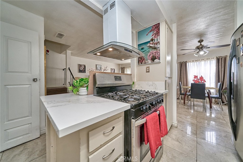 4801 Jackson Street, Unit C Riverside, CA 92503 - Photo 3 of 56 a kitchen that has a stove and a table in it