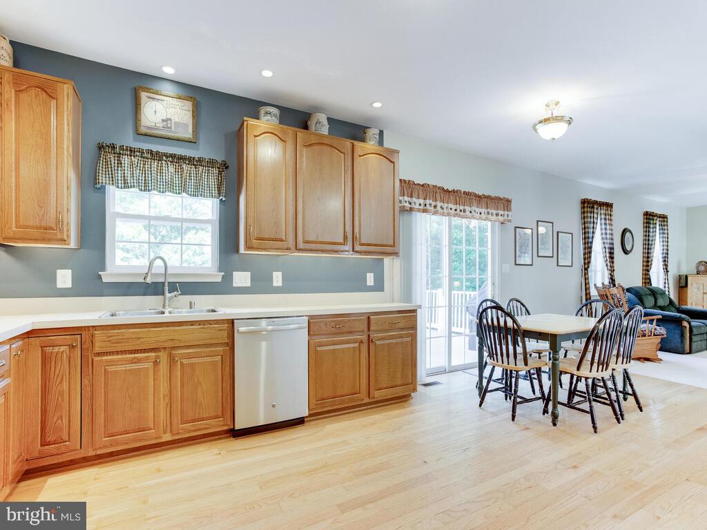 4320 Dunn Road Huntingtown, MD 20639 - Photo 32 of 47 Kit w/Stainless Steel Appl - under cabinet lights