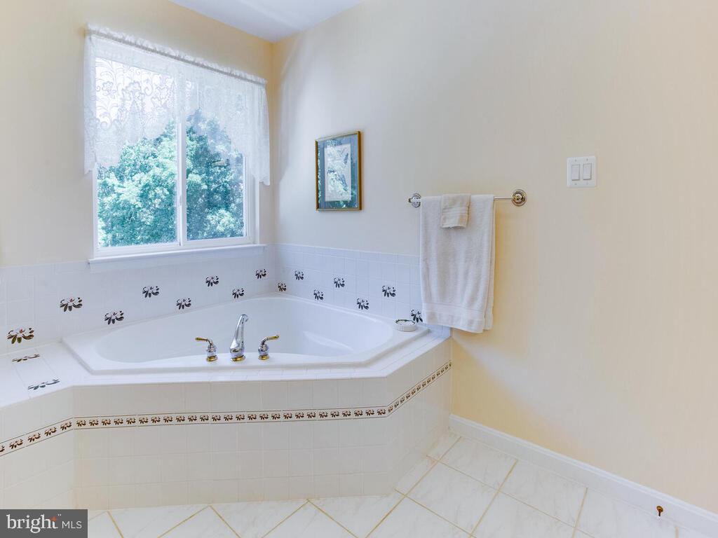 4320 Dunn Road Huntingtown, MD 20639 - Photo 41 of 47 Soaking Tub-Master Bathroom