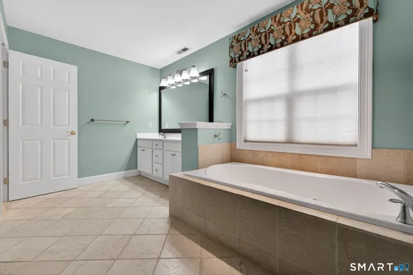 $899,900 | 5 Fenwick Drive, Avon, CT 06001