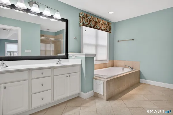 $899,900 | 5 Fenwick Drive, Avon, CT 06001