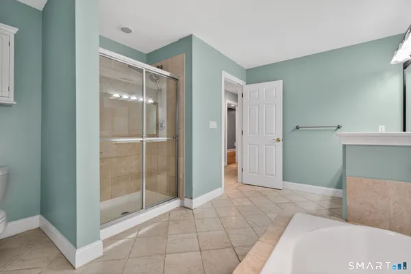 $899,900 | 5 Fenwick Drive, Avon, CT 06001